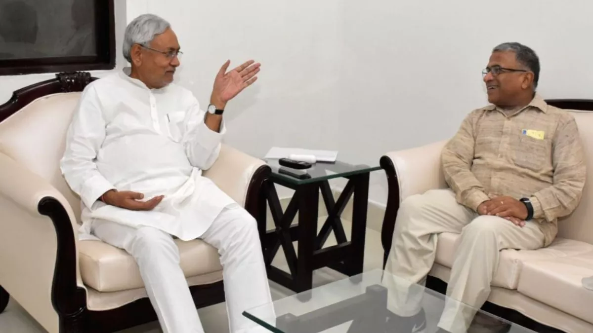 बिहार में सियासी अटकलों के बीच नीतीश और हरिवंश की मुलाकात, कयासबाजी का दौर शुरू