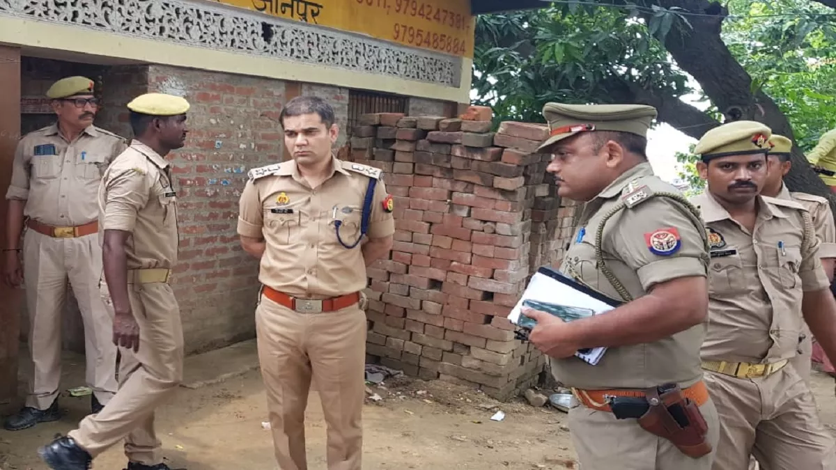 जौनपुर में युवक के स‍िर पर सवार हुआ खून, पत्नी व 3 बच्चों का बेरहमी से गला घोंट हत्‍या, फांसी लगा दी जान