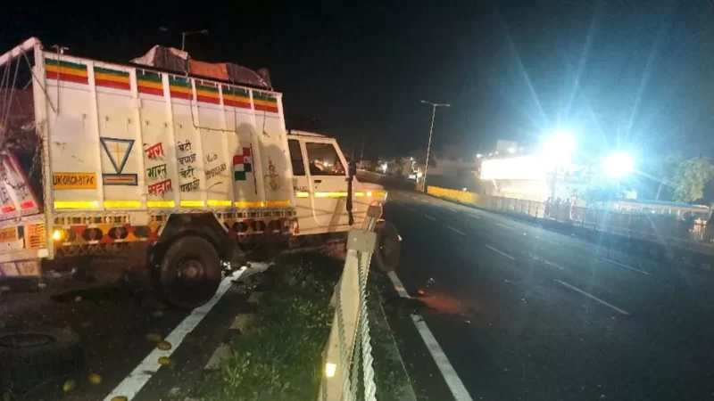 देर रात आम लेकर जा रही पिकअप हुई पंचर; टकराए तीन वाहन, 12 घायल- तीन की हालत गंभीर