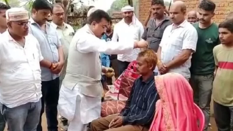 CM शिवराज के ‘पैर धोने’ के बाद कांग्रेस ने सीधी में किया दशमत का ‘शुद्धीकरण’