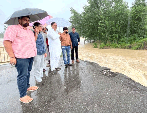 मूसलाधार बारिश ने जनपद में मचाई तबाही, कई कालोनियों व गांवों में घुसा बाढ़ का पानी