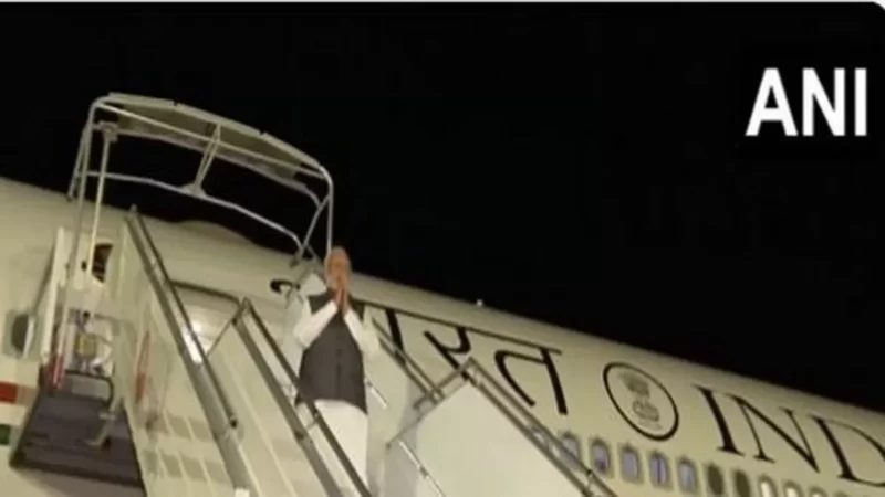 दो दिवसीय फ्रांस यात्रा के बाद पीएम मोदी UAE के लिए हुए रवाना, राष्ट्रपति शेख बिन जायद से करेंगे मुलाकात