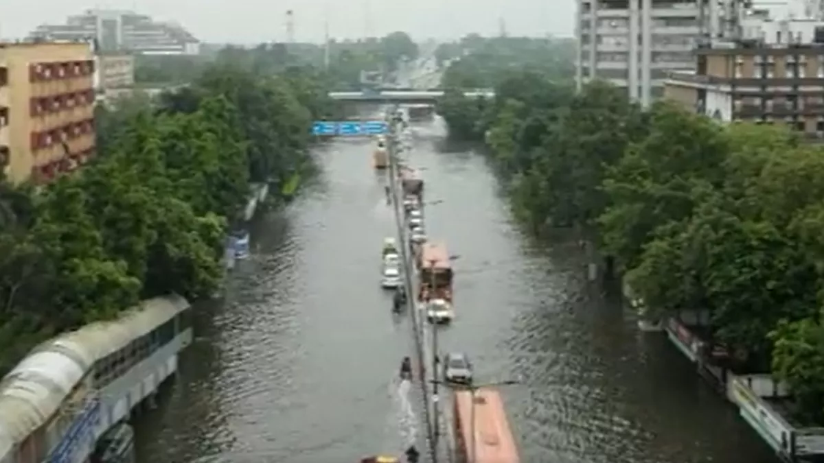 दिल्ली में अभी भी खतरे के निशान से ऊपर बह रही यमुना, बाढ़ से राहत नहीं