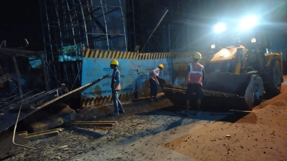 रैपिड रेल स्टेशन के लिए बन रहे स्लैब के गिरने से दबे आठ मजदूर, कड़ी मशक्कत के बाद निकाला