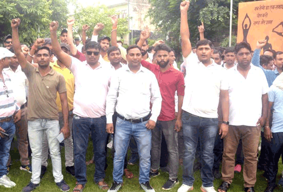 मानदेय न मिलने पर भड़के संविदाकर्मी, किया प्रदर्शन