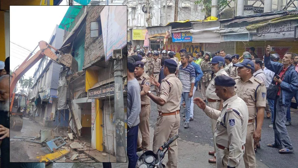 महाकाल की सवारी के दौरान भक्तों पर थूकने वाले युवकों पर कार्रवाई, ढोल-नगाड़ों के साथ घर तोड़ने पहुंचा बुलडोजर