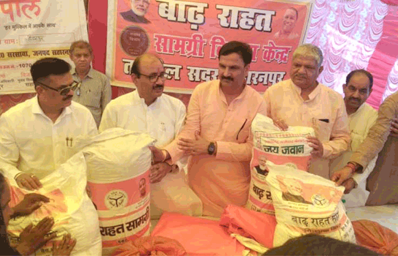 सांसद व विधायक ने बाढ़ पीडि़तों को बांटी राहत सामग्री