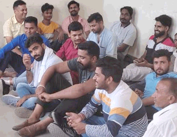 वेतन न मिलने से आक्रोशित कर्मचारियों ने किया धरना-प्रदर्शन