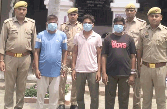 पुलिस ने तीन वांछित आरोपियों को किया गिरफ्तार