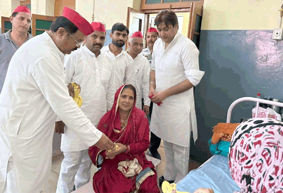 सपाइयों ने जिला चिकित्सालय में मरीजों को किए फल वितरित