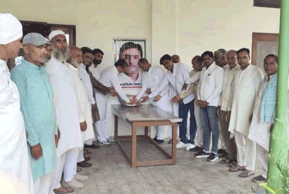 सपाइयों ने की अखिलेाश यादव के दीर्घायु जीवन की कामना