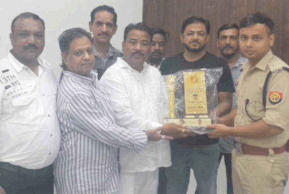 व्यापारियों ने एसपी सिटी को प्रतीक चिन्ह भेज कर किया सम्मानित