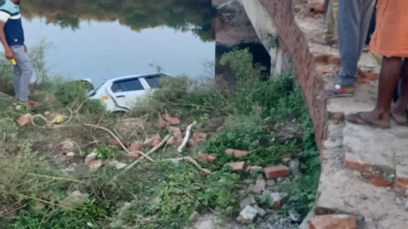 नहर में गिरी कार, परिवार के दो दंपती सहित पांच की मौत, महिला के इलाज के लिए जा रहे थे सभी