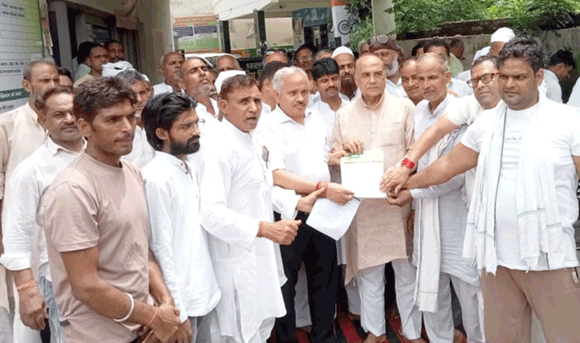 बकाया गन्ना मूल्य भुगतान को लेकर भाकियू वर्मा ने किया गन्ना भवन का घेराव, सौंपा ज्ञापन