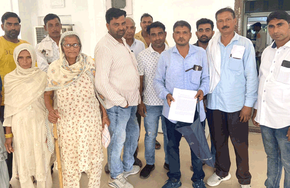 जिलाधिकारी से लगाई आबादी के पानी की निकासी कराने की गुहार