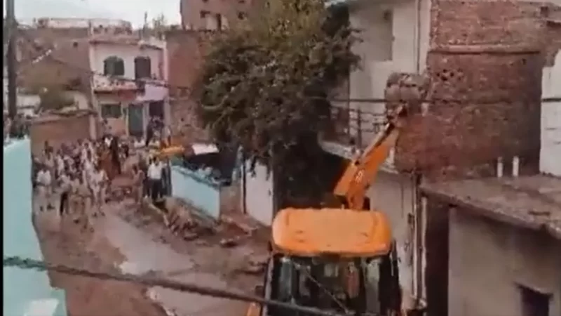 Satna Crime: 11 साल की बच्ची से दुष्कर्म के आरोपियों के घर चला बुलडोजर, मासूम की हालत नाजुक