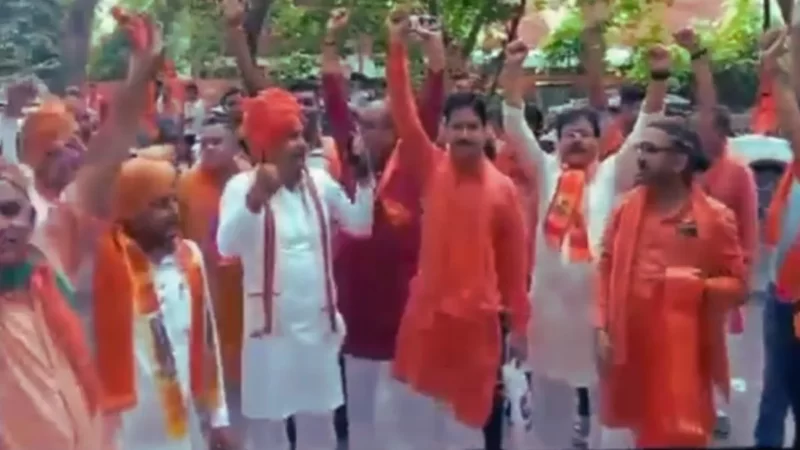 हरियाणा के मेवात में भगवा यात्रा पर पत्थरबाजी, पांच गाड़ियों को भी फूंका; कई लोग घायल