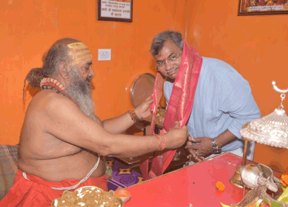 महापौर ने लिया महंत सहजानंद ब्रह्मचारी से आशीर्वाद
