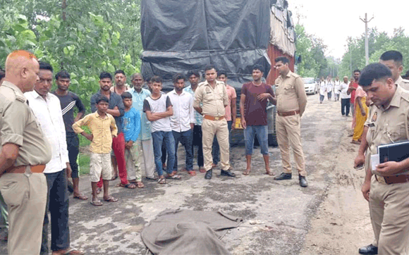 ट्रक की टक्कर से बाइक पर सवार महिला की मौत, बेटी व दामाद घायल