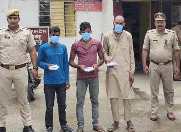पुलिस के हत्थे चढे 4 नशा तस्कर, अवैध चरस बरामद