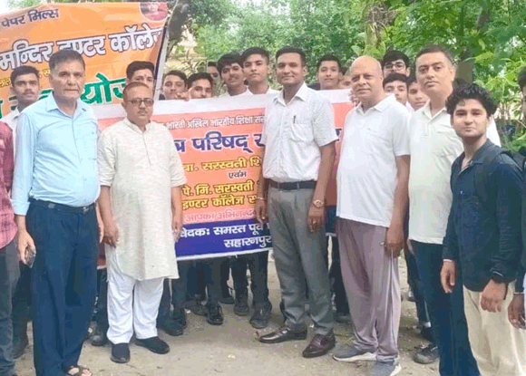 पूर्व छात्र परिषद के पदाधिकारियों ने किया पौधारोपण