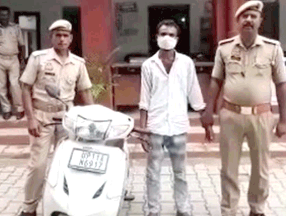 पुलिस के हत्थे चढ़ा शातिर चोर, स्कूटी बरामद
