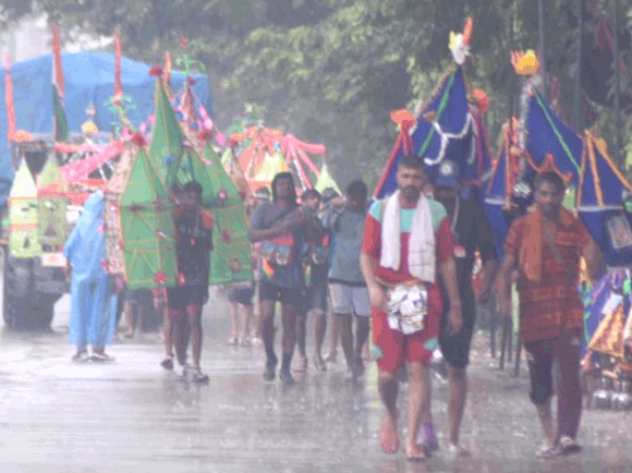 सड़क पर उमड़ा शिवभक्त कांवडिय़ों का सैलाब, मूसलाधार बारिश भी नहीं डिगा पाई कांवडिय़ोंं के हौंसले