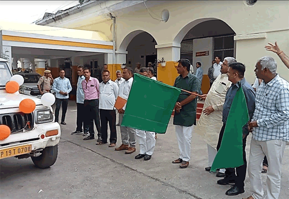 जिला पंचायत अध्यक्ष एवं जिलाधिकारी ने कांवड़ मार्ग में प्रकाश की व्यवस्था हेतु सचल पथ प्रकाश वाहन को दिखाई हरी झंडी