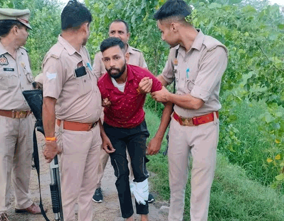 पुलिस से हुई बदमाशो की मुठभेड मे एक बदमाश घायल, लूट के पाच हजार नकद व तमंचा बरामद
