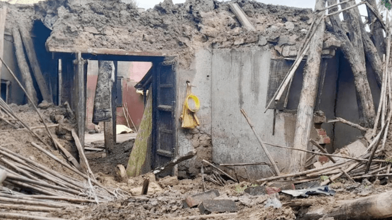 चन्दैना कोली में भरभराकर गिरा कच्चा मकान