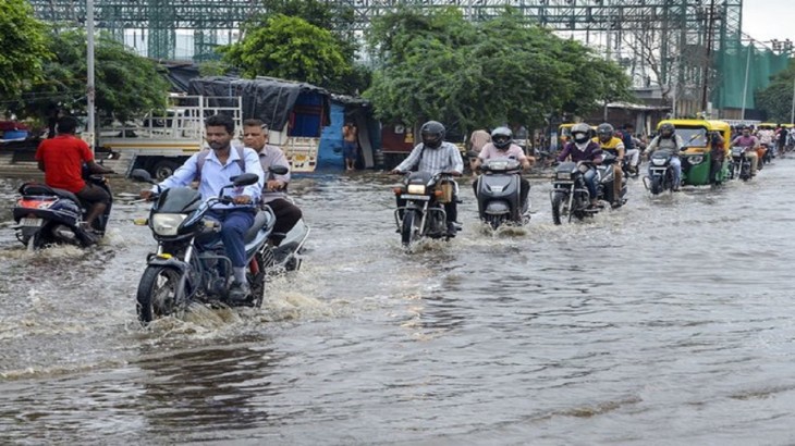 महाराष्ट्र के यवतमाल में बाढ़ से बिगड़े हालात, एयरफोर्स के Mi-17 हेलिकॉप्टर से रेस्क्यू जारी