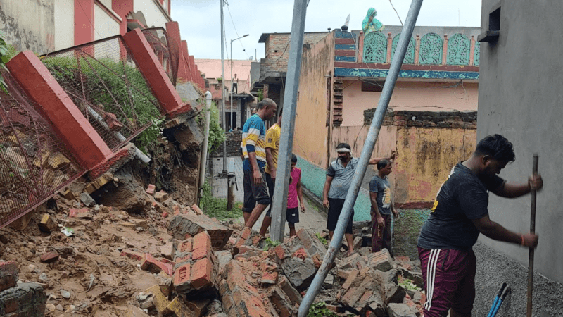 भारी बारिश से तहसील परिसर की दीवार गिरी, दबने से दो युवक घायल