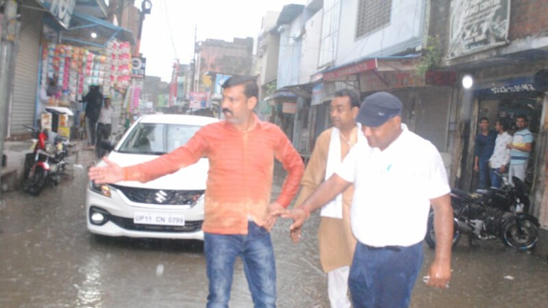 बारिश के बीच पालिकाध्यक्ष विपिन गर्ग ने पानी निकासी किया निरीक्षण