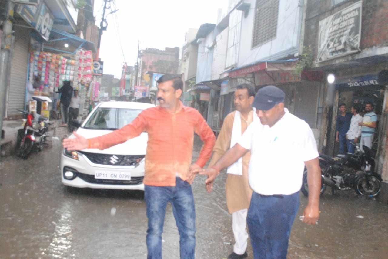 बारिश के बीच पालिकाध्यक्ष विपिन गर्ग ने पानी निकासी किया निरीक्षण