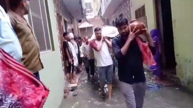 गंदे पानी से गुजरकर करना पड़ा बुजुर्ग का अंतिम संस्कार