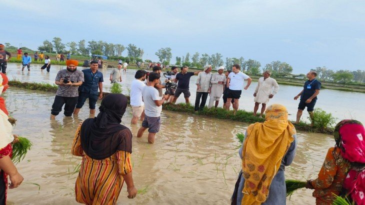 अब सोनीपत के किसानों के बीच पहुंचे राहुल गांधी, चलाया ट्रैक्टर और खेतों में रोपे धान