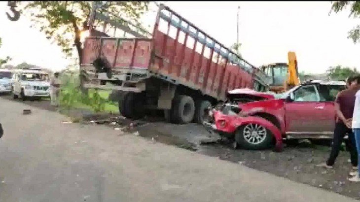 मध्य प्रदेश के सागर में दर्दनाक सड़क हादसा, कार और ट्रक की भिडंत में 6 की मौत