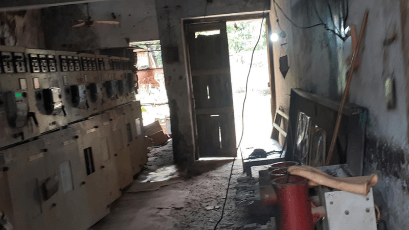 नकुड देहात में विद्युत आपूर्ति करने वाले बिजलीघर की जर्जर हाल बिल्डिंग से मशीनो पर टपक रहा है पानी