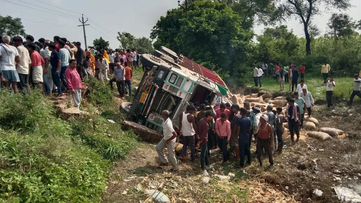 मैनपुरी में दर्दनाक सड़क हादसा, ट्रक की टक्कर से बुलेट सवार तीन युवकों की मौत; चालक फरार