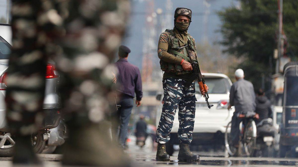 कुलगाम मुठभेड़ में तीन जवान बलिदान, सुरक्षाबलों ने चार आतंकियों को घेरा; सर्च ऑपरेशन जारी