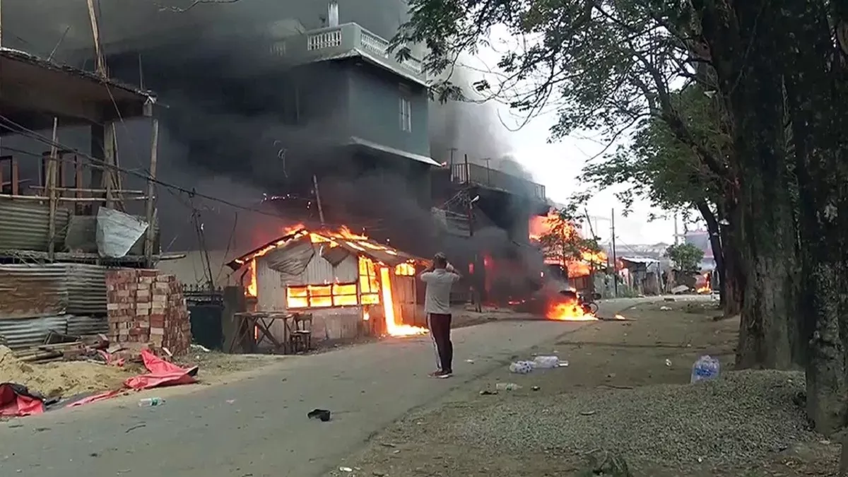 मणिपुर में फिर भड़की हिंसा, तीन लोगों की हत्या; उपद्रवियों ने कई घरों में लगाई आग