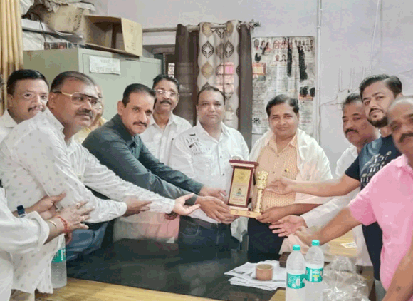 व्यापारियों ने किया औषधिक निरीक्षक का सम्मान