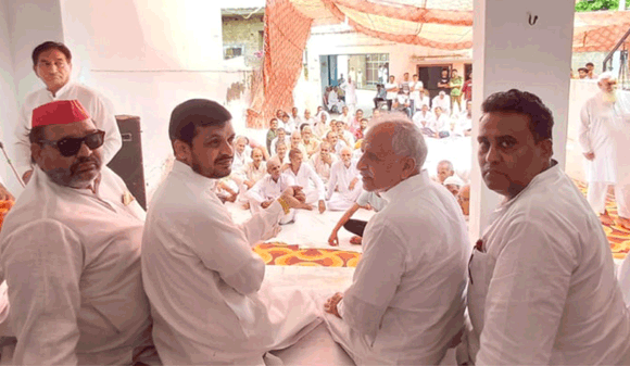 सपाइयों ने जनपंचायत का आयोजन करसुनीं समस्याएं व गिनाई उपलब्धियां