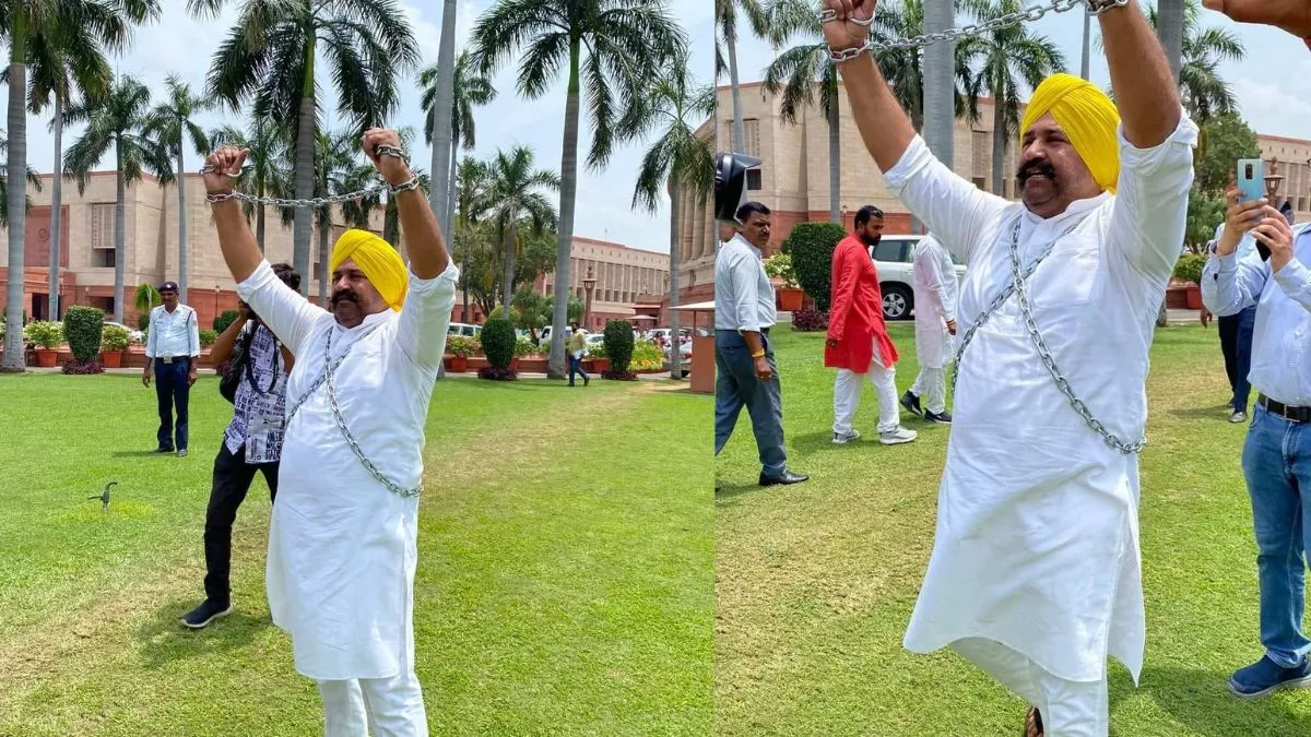 ‘लोकतंत्र को जकड़े हुए है तानाशाही सरकार’, संसद के बाहर जंजीरों में लिपटे बोले AAP सांसद सुशील रिंकू