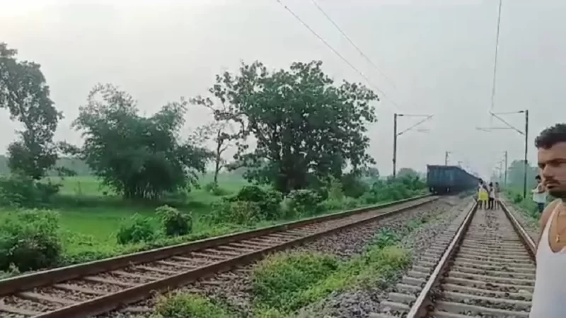 प्रतापगढ़ में खाली मालगाड़ी के आधे रैक को पीछे छोड़ 10 किलोमीटर आगे निकल गया इंजन