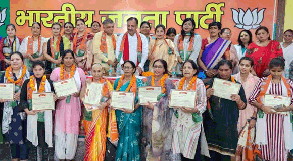 भाजपा महिला मोर्चा ने हथकरघा दिवस पर किया महिलाओं को सम्मानित
