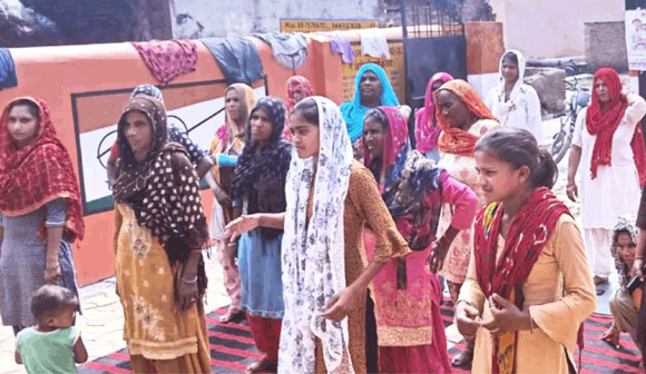 शिविर में ग्रामीण महिलाओं ने किया योगाभ्यास