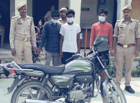 पुलिस ने बरामद की चोरी की बाइक, तीन आरोपी किए गिरफ्तार