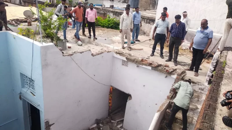 Satna: पांच साल की बच्ची के साथ दुष्कर्म करने के आरोपी का गिराया गया घर, गृह मंत्री ने दिए थे आदेश