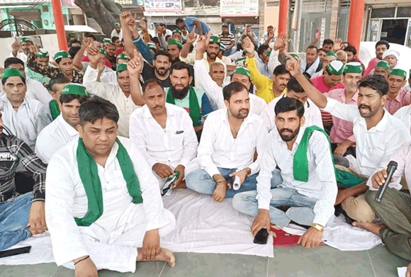 विभिन्न मांगों को लेकर जिला मुख्यालय पर गरजे किसान, सौंपा ज्ञापन